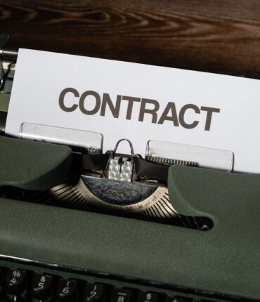 Et ark med teksten CONTRACT i en gammel skrivemaskin.