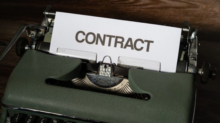 Et ark med teksten CONTRACT i en gammel skrivemaskin.