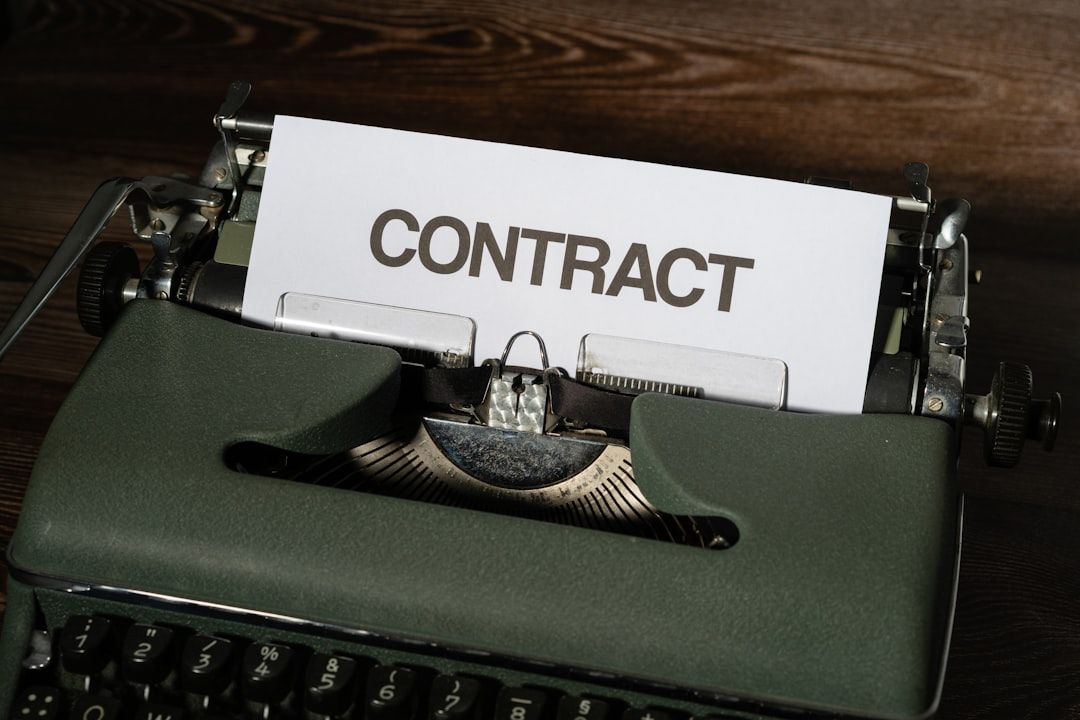 Et ark med teksten CONTRACT i en gammel skrivemaskin.